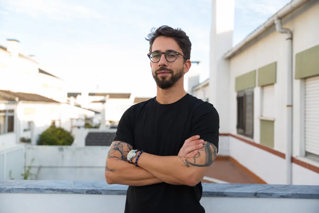 Homem de camiseta preta no terraço usando a pulseira Atlântico