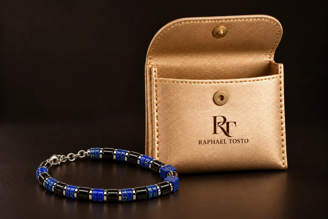 Pulseira Atlântico ao lado do saquinho dourado com o monograma RT