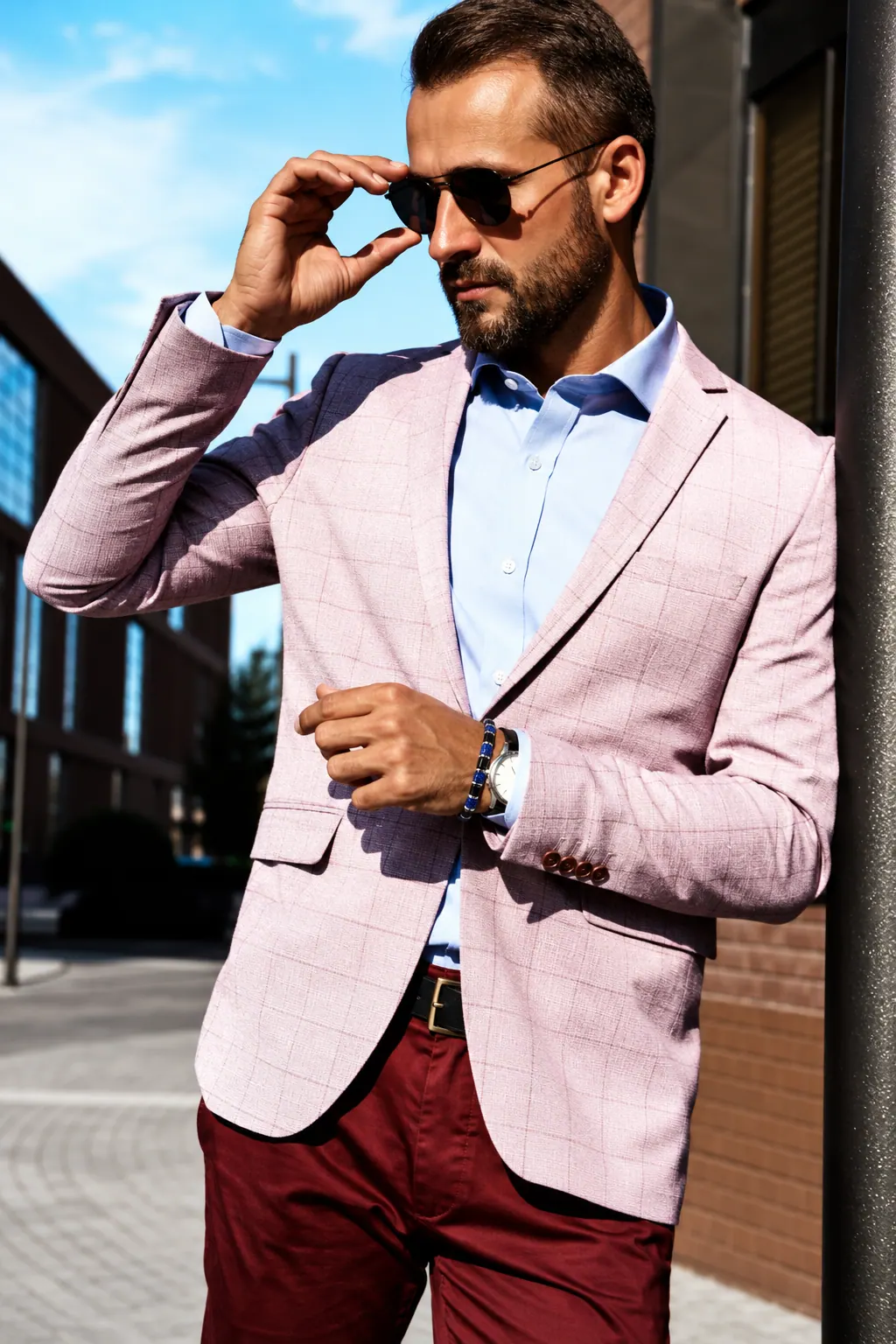 Homem de blazer rosa usando a pulseira Atlântico no pulso