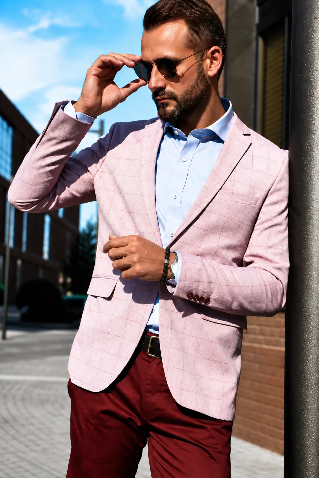Homem de blazer rosa usando a pulseira Basalto no pulso
