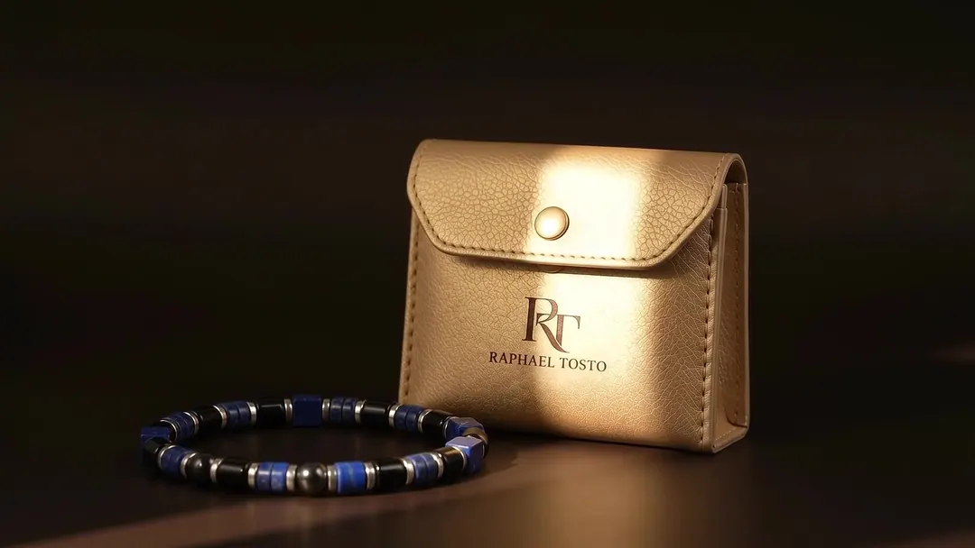 Pulseira Atlântico em ônix e lápis-lazúli diante do saquinho dourado com o monograma RT